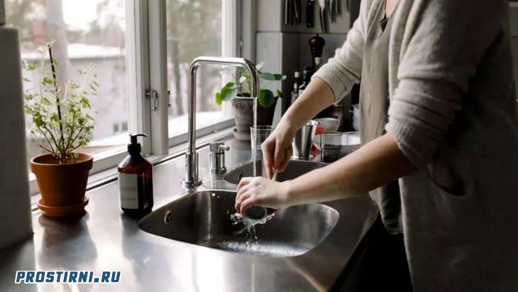 Помойте посуду или предметы, которые нельзя мыть в посудомоечной машине