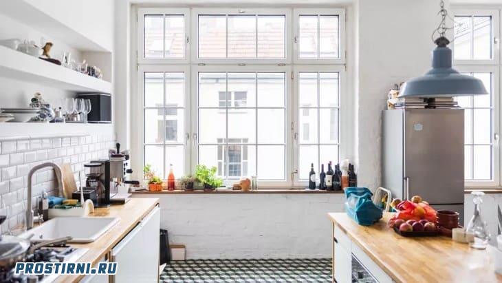 чистая, белая и современная кухня в квартире-лофте